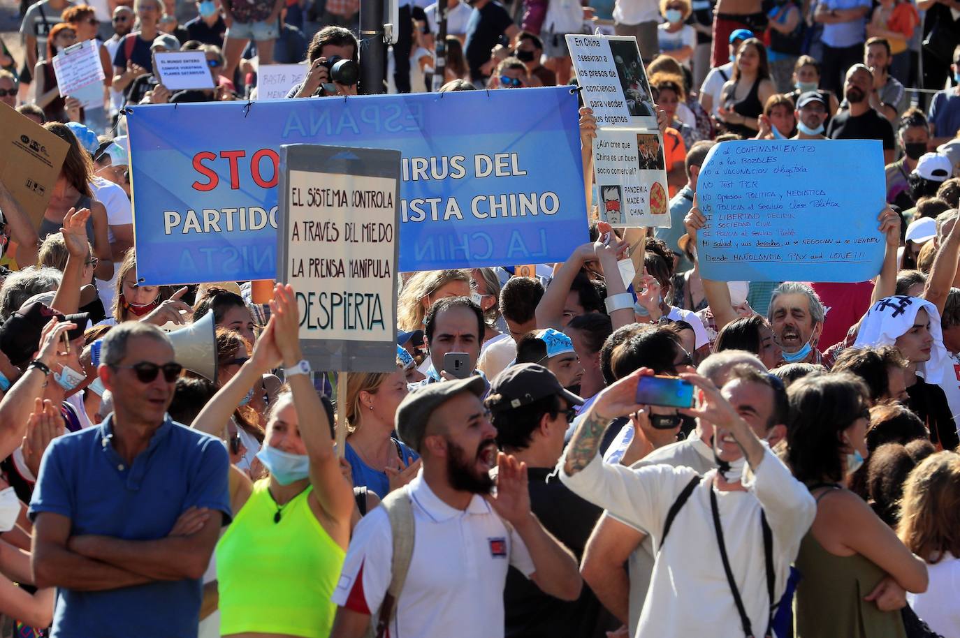 Unas 3.000 personas, sin mascarilla ni distancia, protestan en Madrid contra las medidas antiCovid