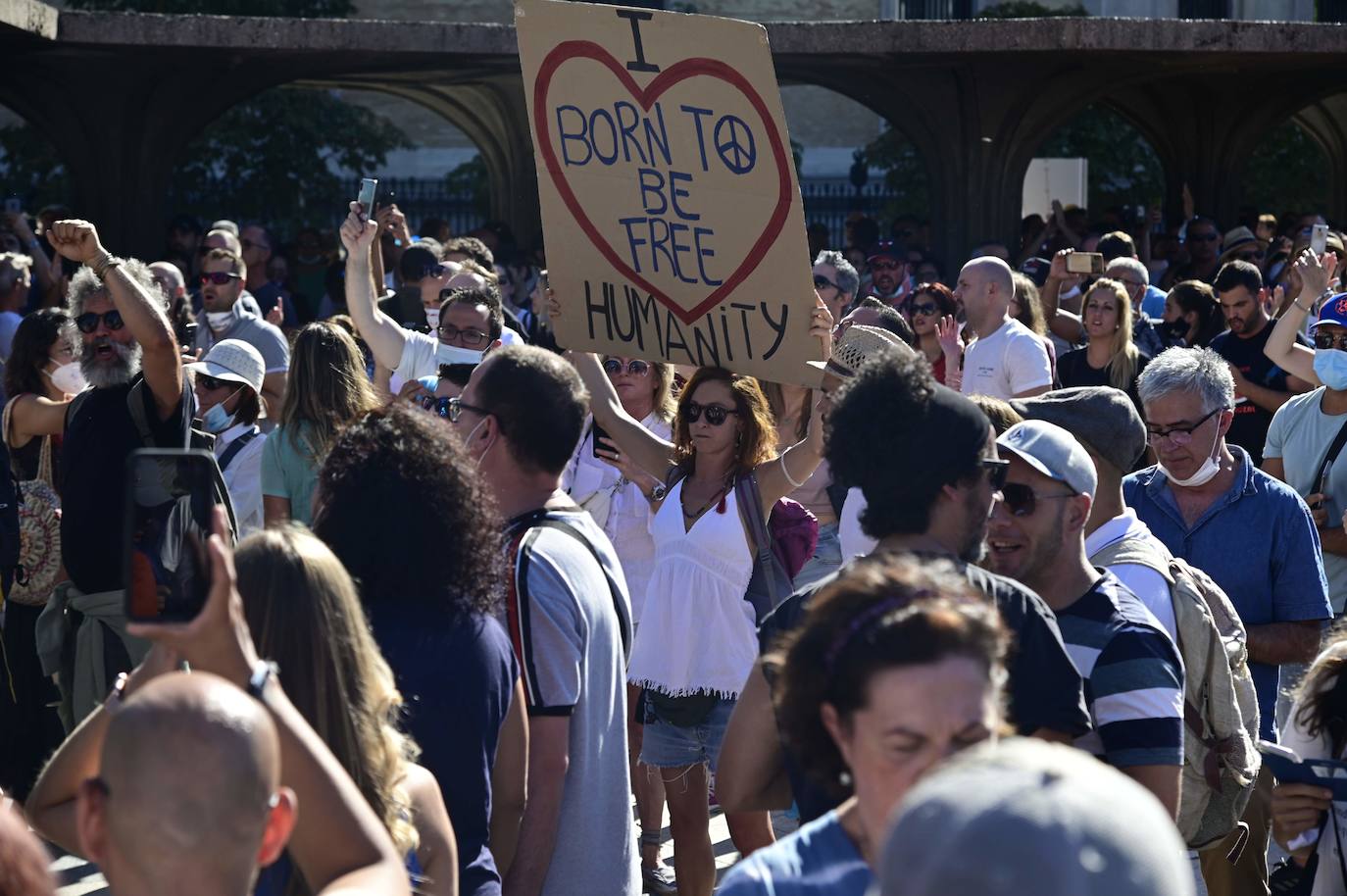 Unas 3.000 personas, sin mascarilla ni distancia, protestan en Madrid contra las medidas antiCovid