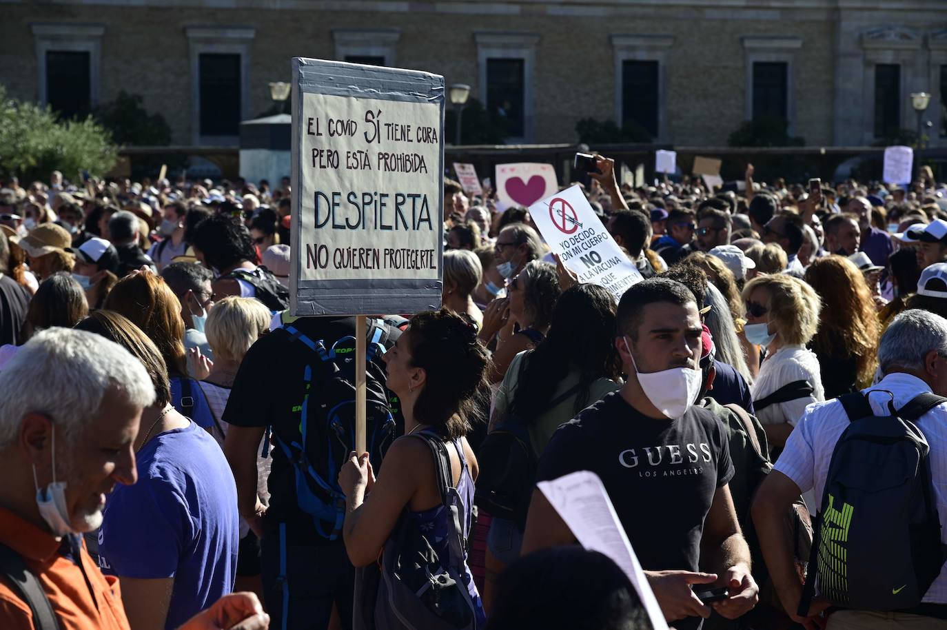Unas 3.000 personas, sin mascarilla ni distancia, protestan en Madrid contra las medidas antiCovid