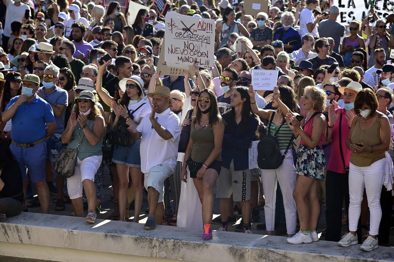 Unas 3.000 personas, sin mascarilla ni distancia, protestan en Madrid contra las medidas antiCovid
