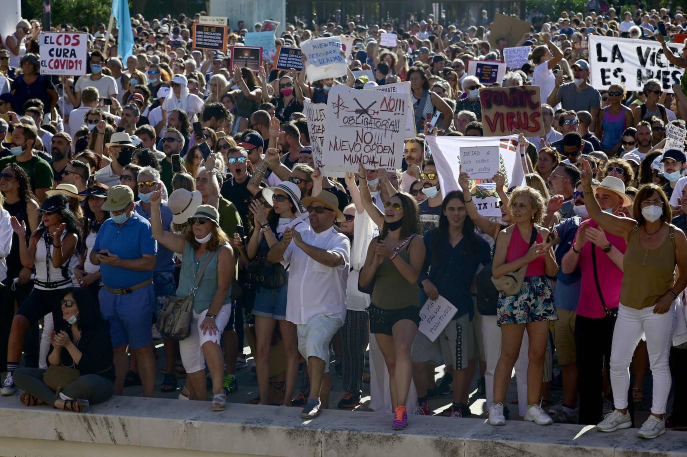 Unas 3.000 personas, sin mascarilla ni distancia, protestan en Madrid contra las medidas antiCovid