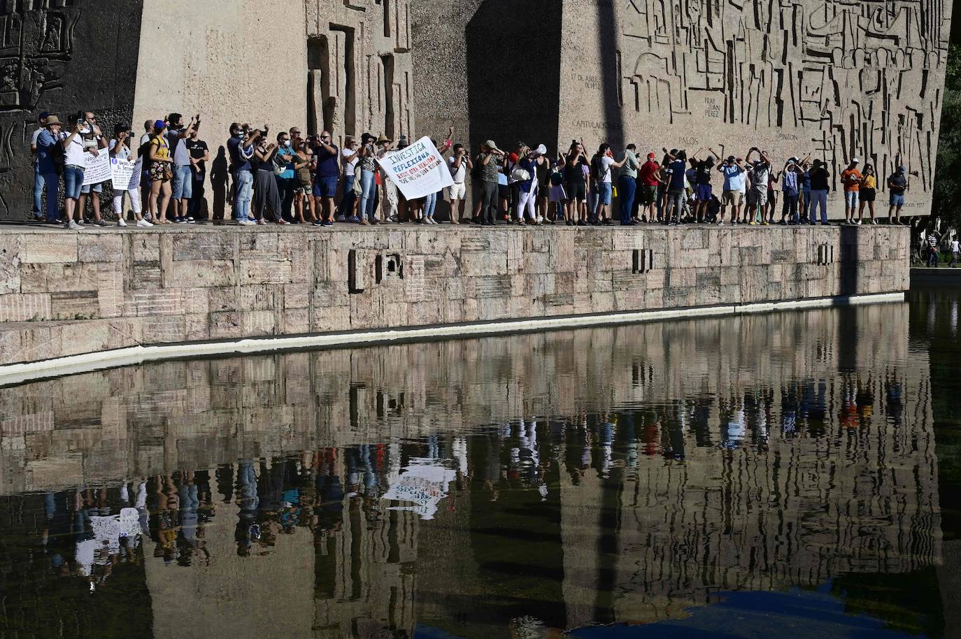 Unas 3.000 personas, sin mascarilla ni distancia, protestan en Madrid contra las medidas antiCovid