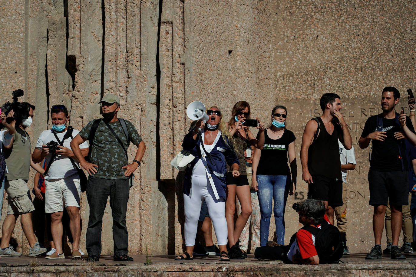 Unas 3.000 personas, sin mascarilla ni distancia, protestan en Madrid contra las medidas antiCovid