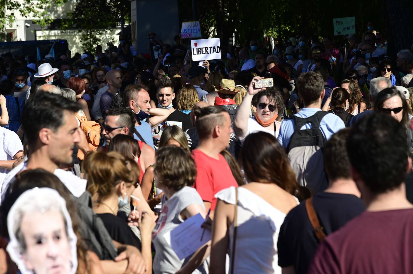Unas 3.000 personas, sin mascarilla ni distancia, protestan en Madrid contra las medidas antiCovid