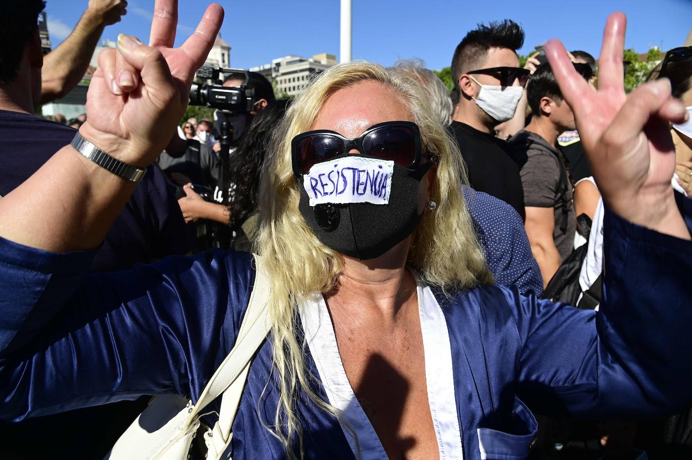 Unas 3.000 personas, sin mascarilla ni distancia, protestan en Madrid contra las medidas antiCovid