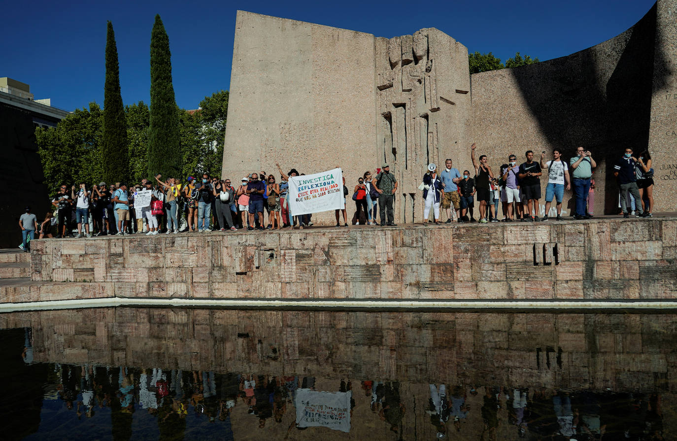 Unas 3.000 personas, sin mascarilla ni distancia, protestan en Madrid contra las medidas antiCovid