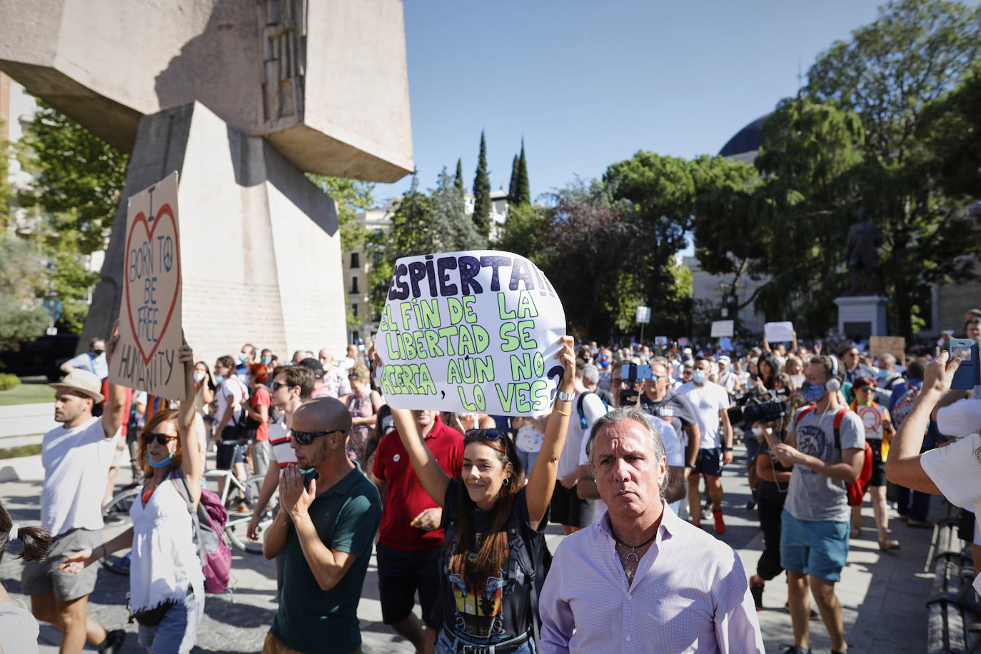 Unas 3.000 personas, sin mascarilla ni distancia, protestan en Madrid contra las medidas antiCovid