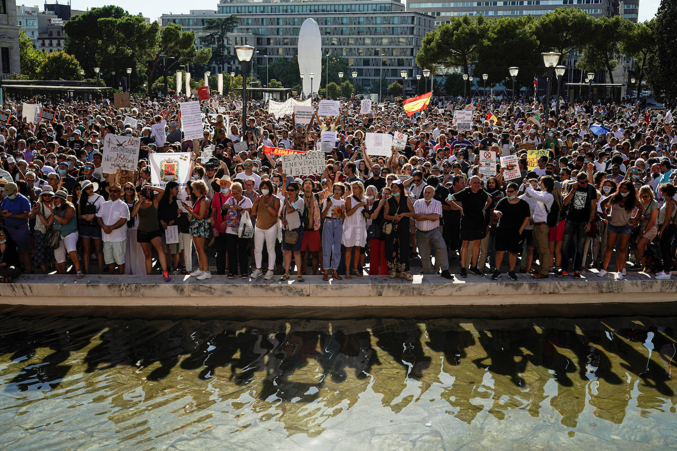Unas 3.000 personas, sin mascarilla ni distancia, protestan en Madrid contra las medidas antiCovid
