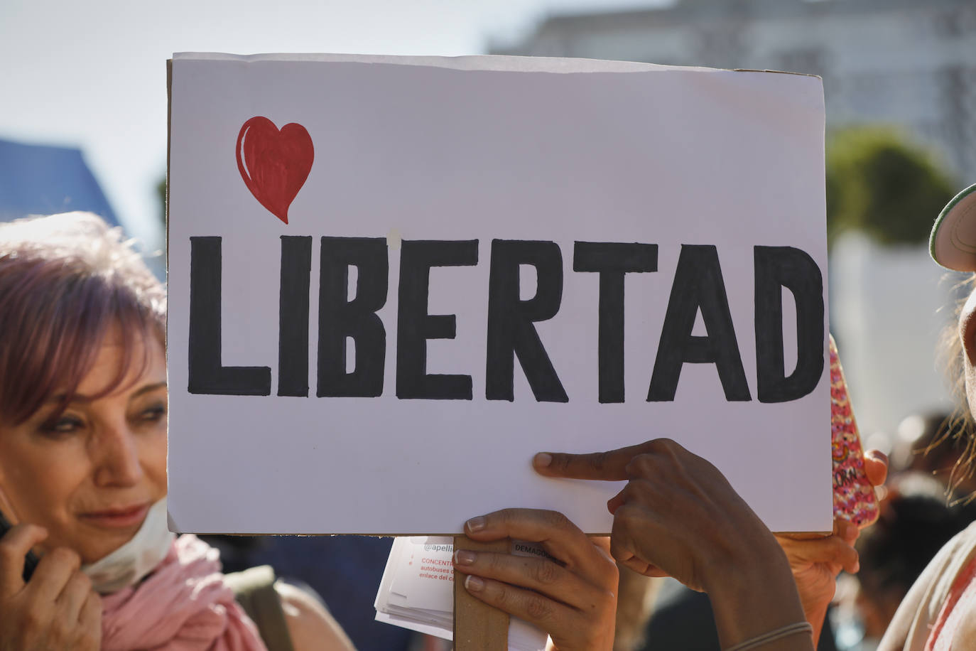 Unas 3.000 personas, sin mascarilla ni distancia, protestan en Madrid contra las medidas antiCovid