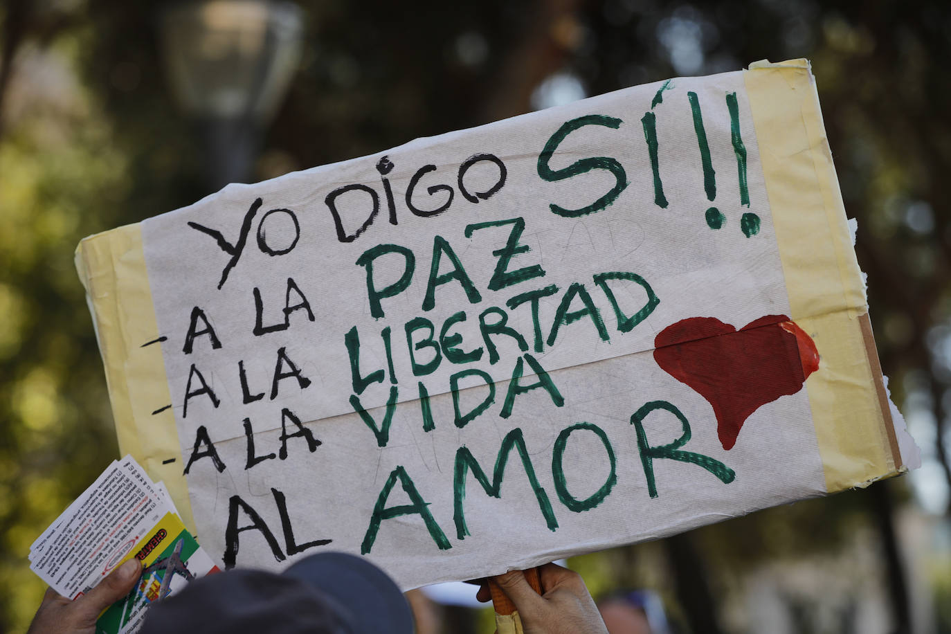 Unas 3.000 personas, sin mascarilla ni distancia, protestan en Madrid contra las medidas antiCovid
