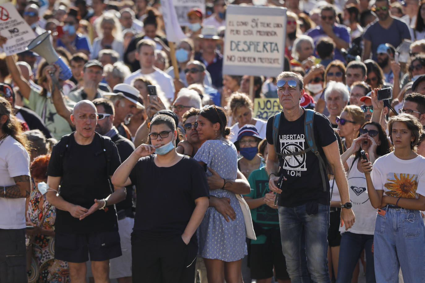 Unas 3.000 personas, sin mascarilla ni distancia, protestan en Madrid contra las medidas antiCovid