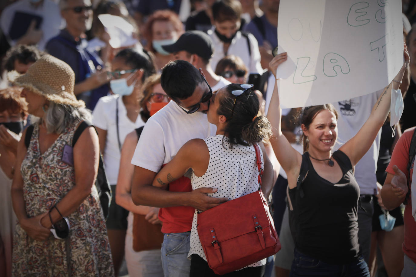 Unas 3.000 personas, sin mascarilla ni distancia, protestan en Madrid contra las medidas antiCovid