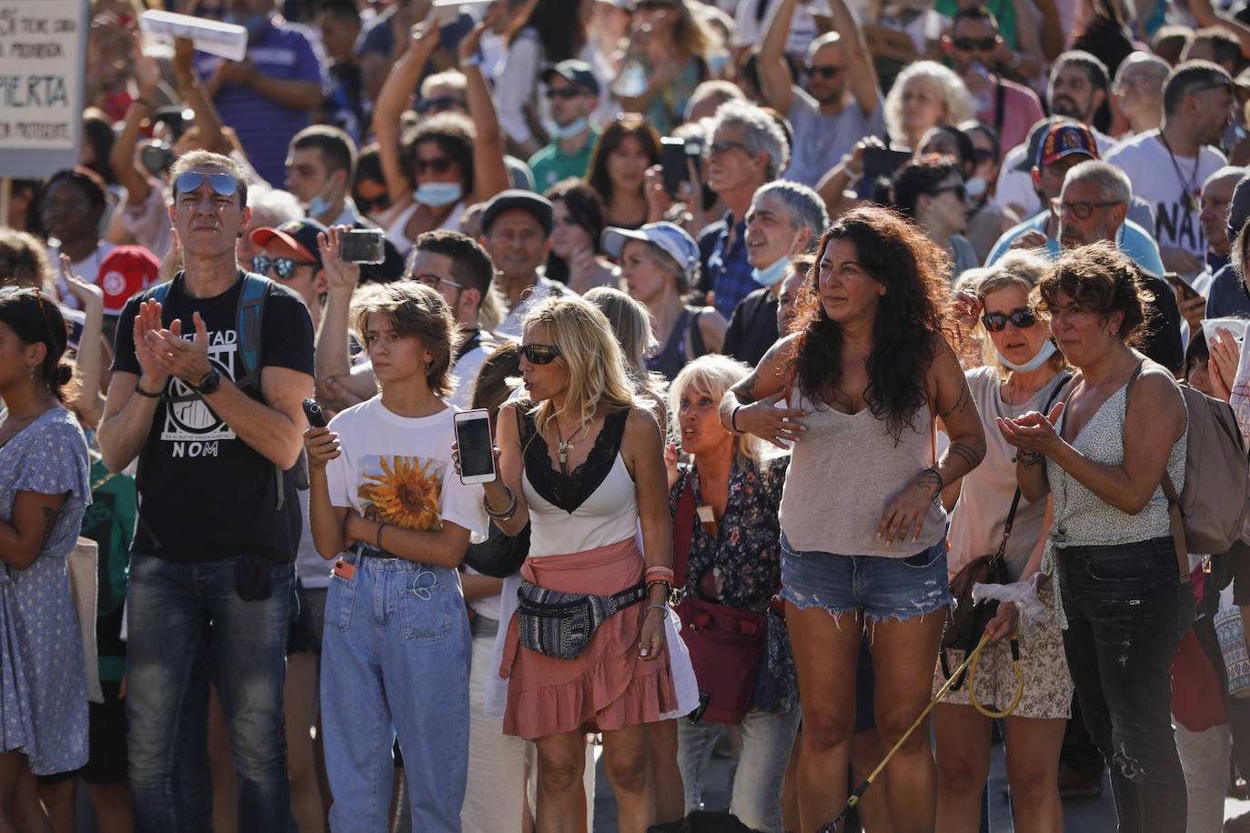 Unas 3.000 personas, sin mascarilla ni distancia, protestan en Madrid contra las medidas antiCovid