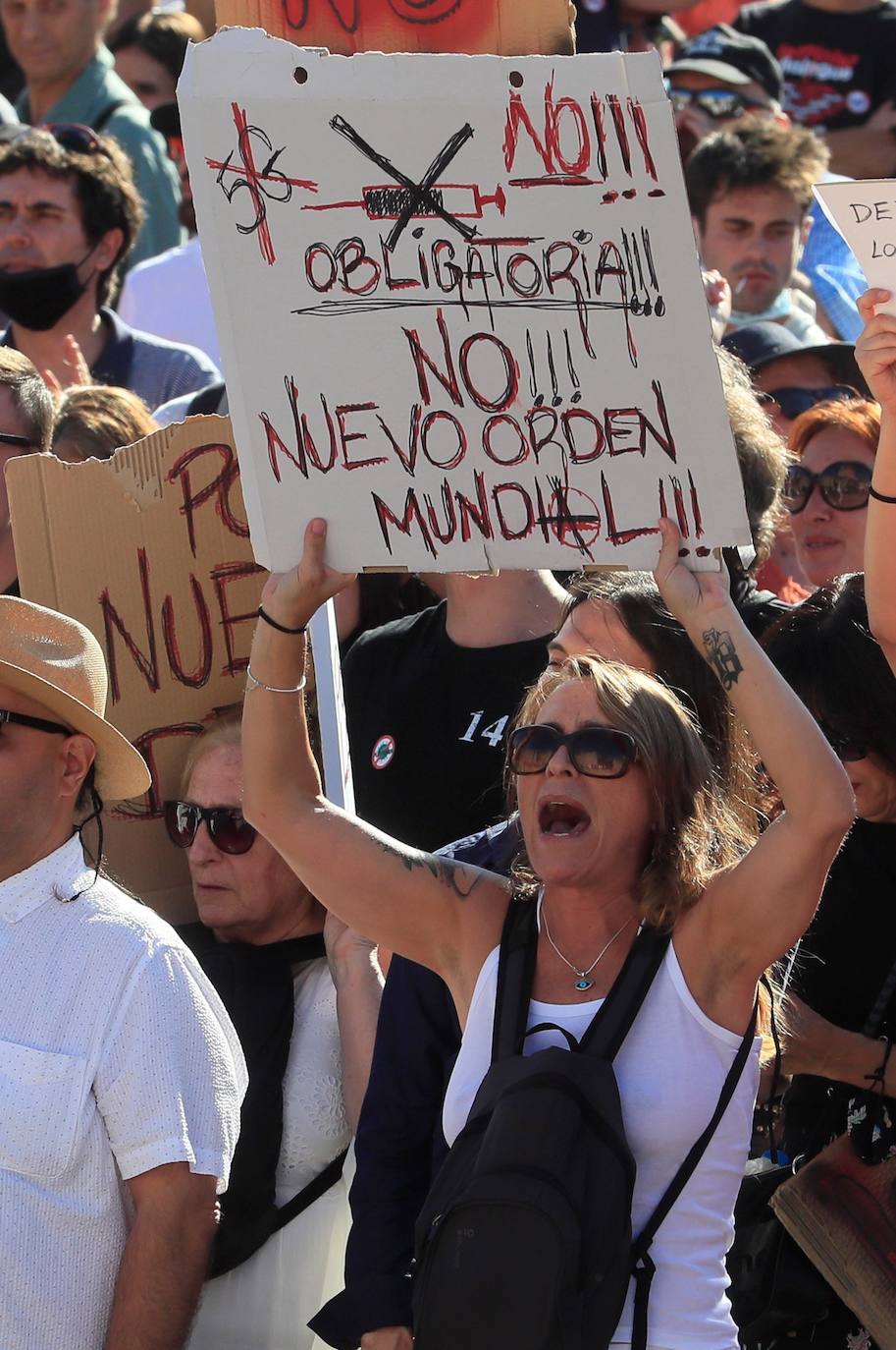Unas 3.000 personas, sin mascarilla ni distancia, protestan en Madrid contra las medidas antiCovid