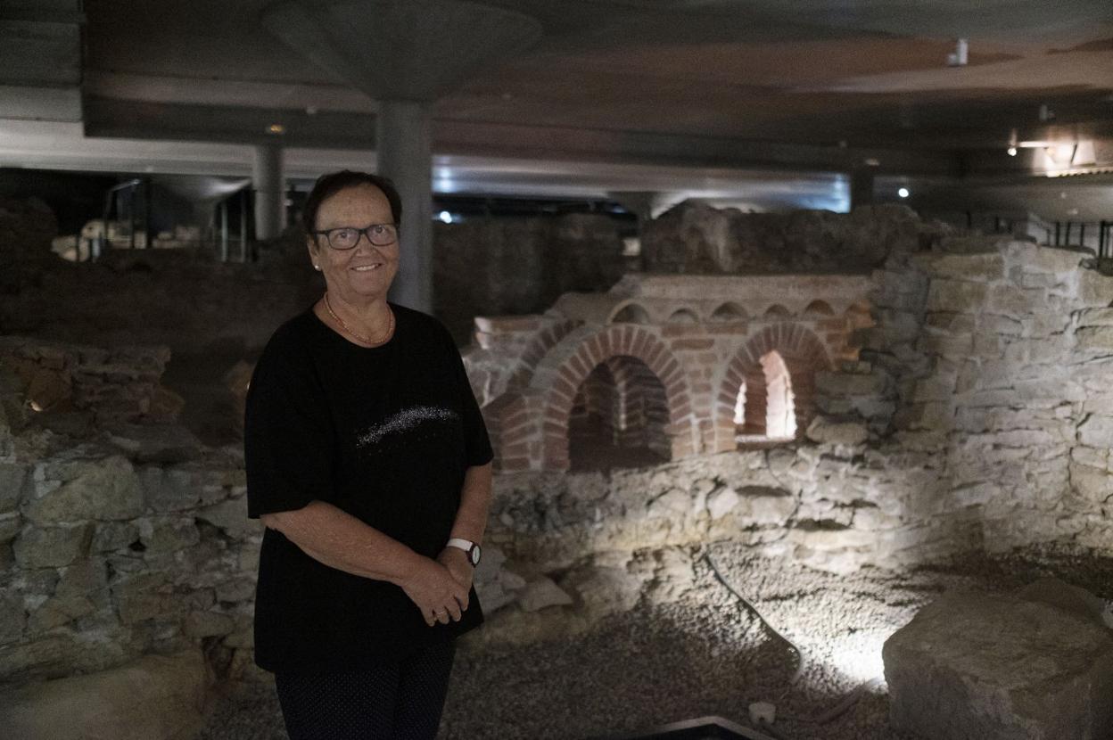 Carmen Fernández Ochoa, en las Termas Romanas de Campo Valdés, que ella excavó. 