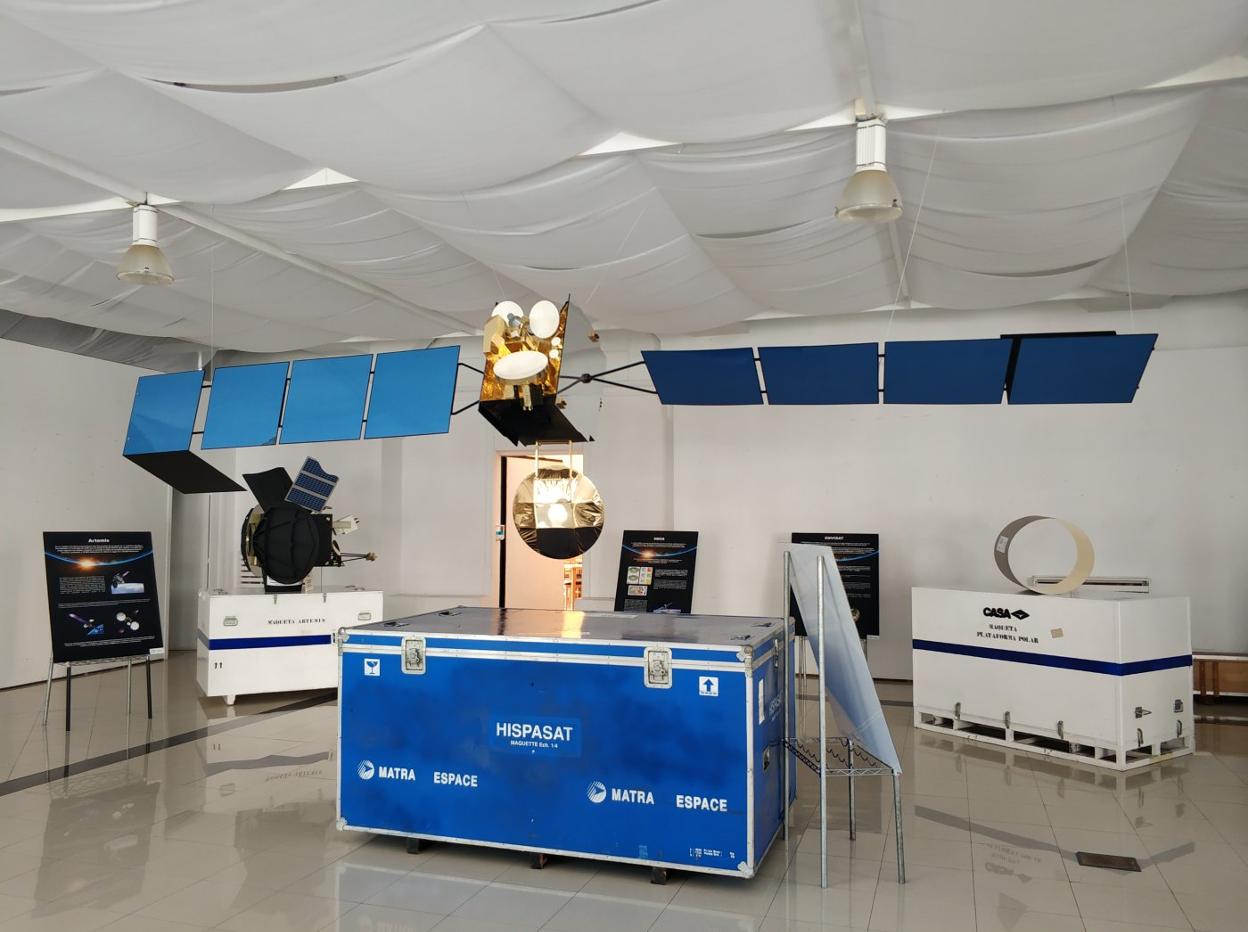 El Hispasat, que ocupa una gran parte de la sala de exposiciones luarquesa. 