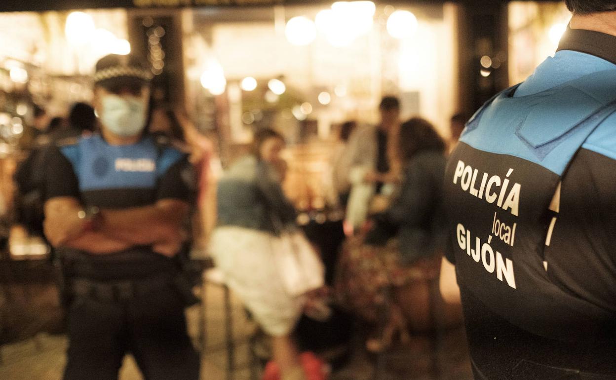 La Policía Local de Gijón, en los controles nocturnos. 