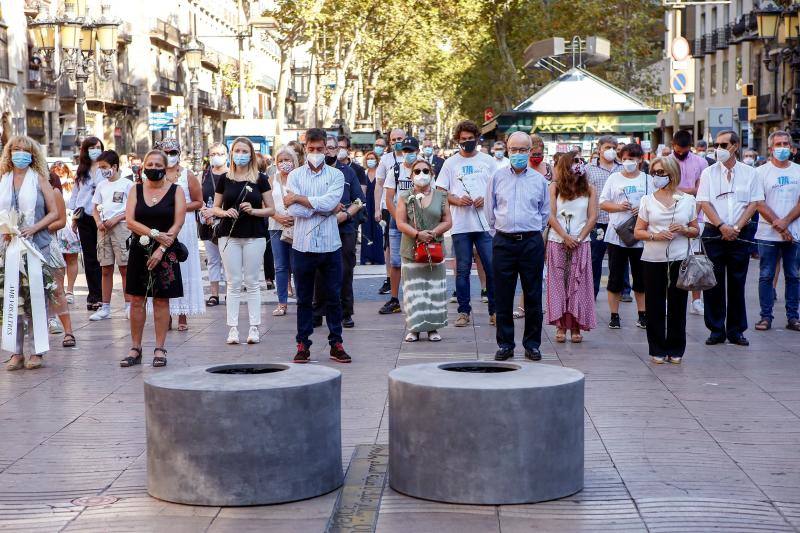 Las Ramblas de Barcelona han acogico un emotivo acto en recuerdo a las 16 personas fallecidas el 17 de agosto de 2017 y a los más de 150 heridos en los atentados de Barcelona y Cambrils con motivo del tercer aniversario del ataque terrorista. 