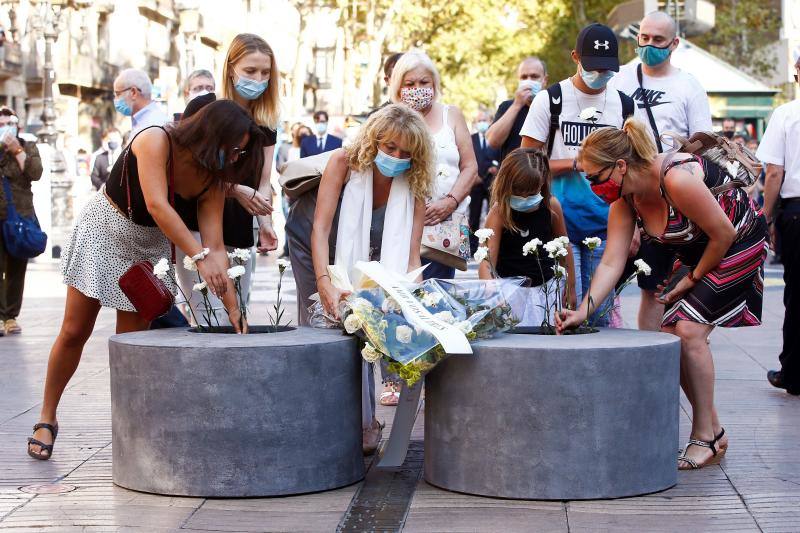 Las Ramblas de Barcelona han acogico un emotivo acto en recuerdo a las 16 personas fallecidas el 17 de agosto de 2017 y a los más de 150 heridos en los atentados de Barcelona y Cambrils con motivo del tercer aniversario del ataque terrorista. 