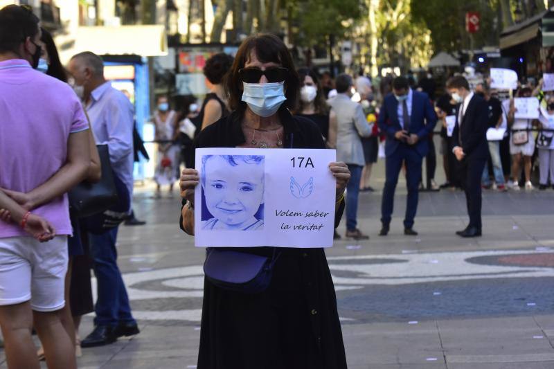 Las Ramblas de Barcelona han acogico un emotivo acto en recuerdo a las 16 personas fallecidas el 17 de agosto de 2017 y a los más de 150 heridos en los atentados de Barcelona y Cambrils con motivo del tercer aniversario del ataque terrorista. 