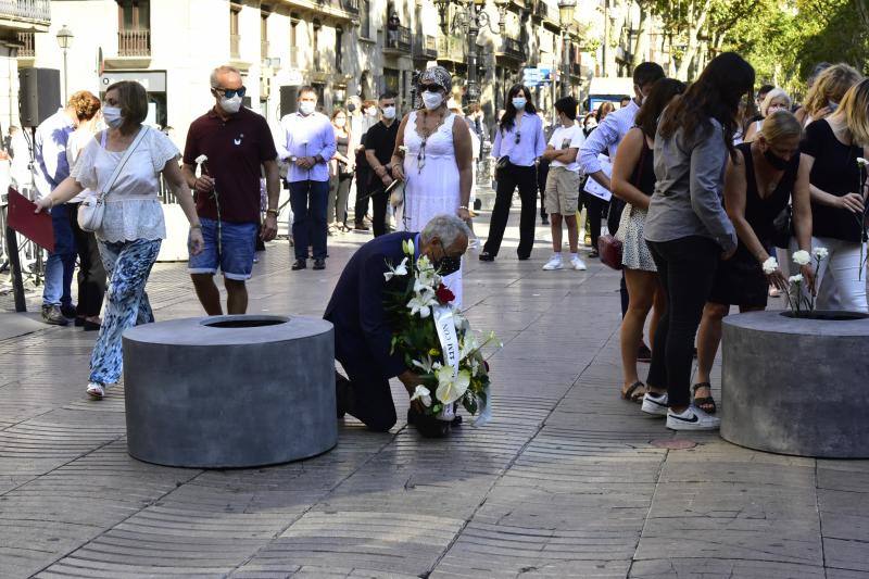 Las Ramblas de Barcelona han acogico un emotivo acto en recuerdo a las 16 personas fallecidas el 17 de agosto de 2017 y a los más de 150 heridos en los atentados de Barcelona y Cambrils con motivo del tercer aniversario del ataque terrorista. 