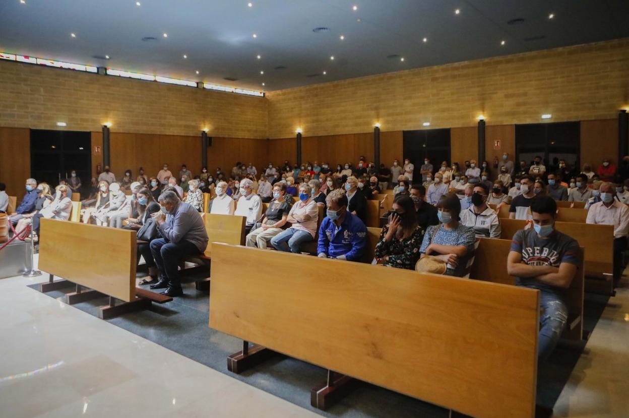 Asistentes al acto de despedida de David Busta Carrandi, en el Tanatorio de Cabueñes. 