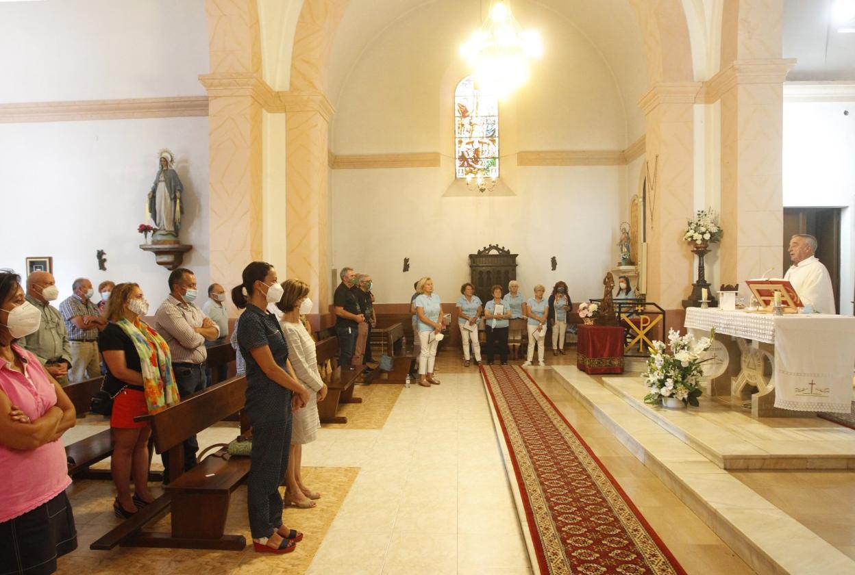 Los vecinos de Fontaciera, durante la misa en honor a San Roque, en la iglesia de La Pedrera. 