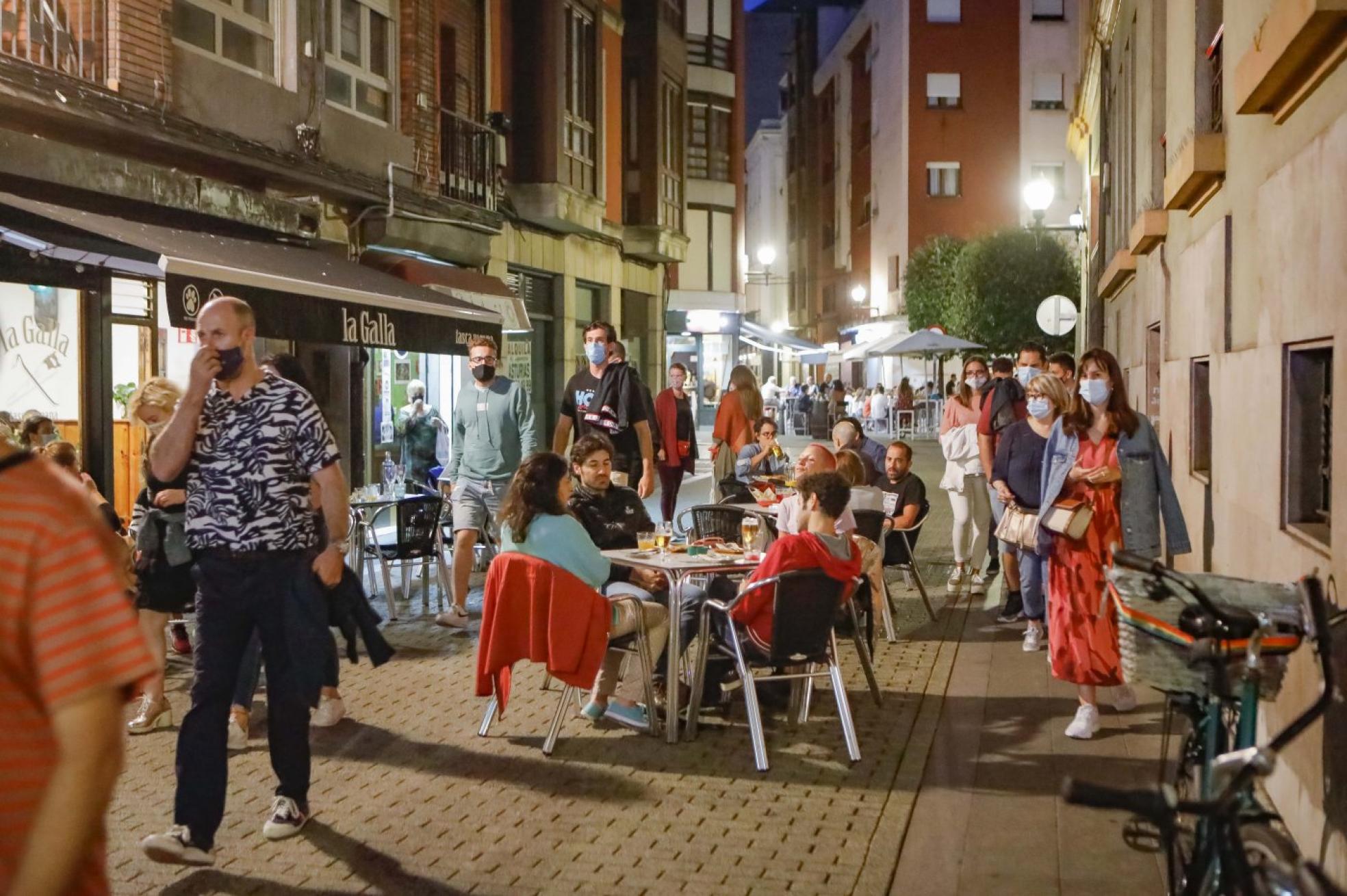 Las terrazas de la zona de El Carmen, en Gijón, a rebosar en la noche del sábado. 