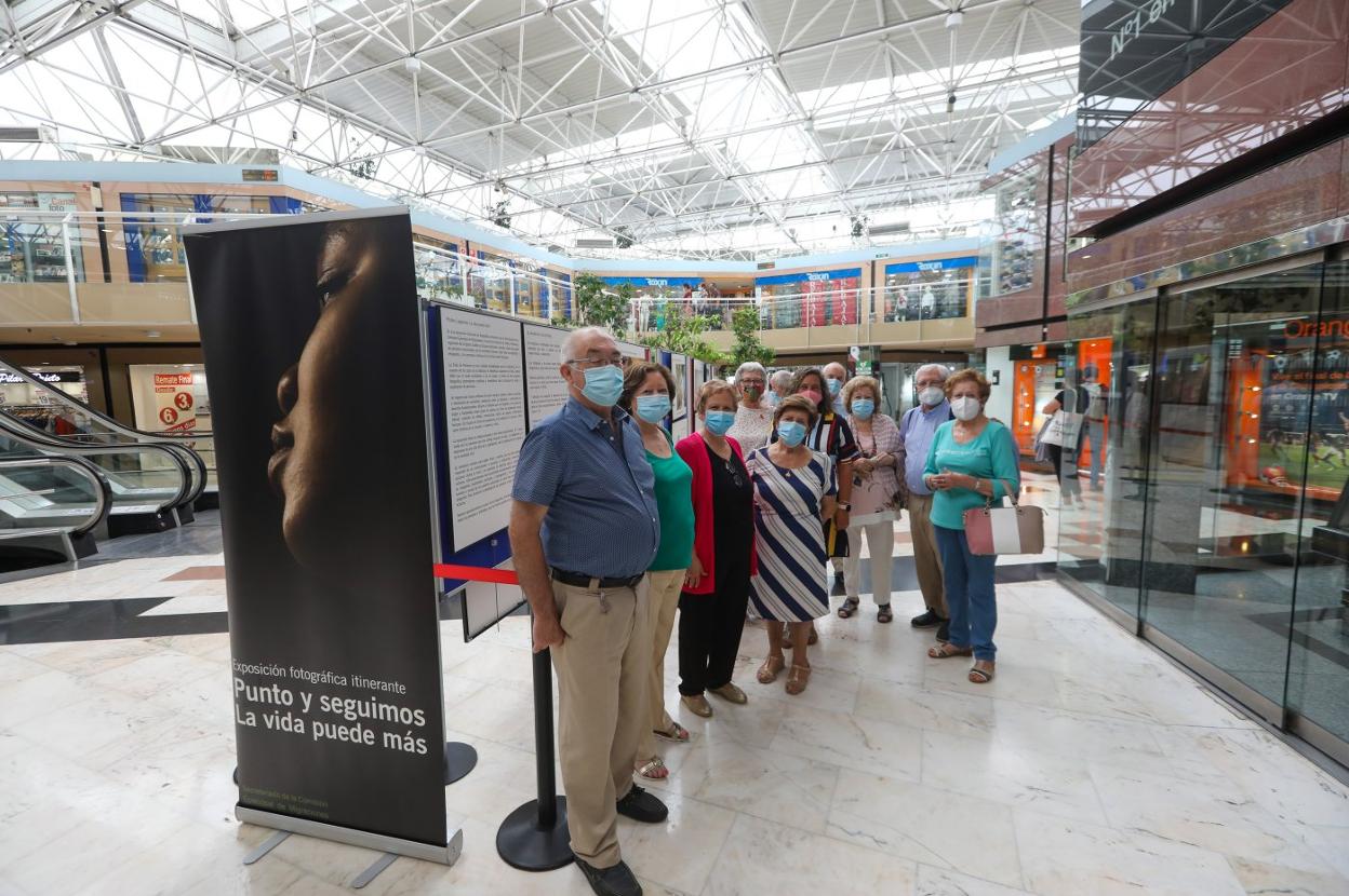 Cáritas Parroquial de Llaranes junto a la exposición. 