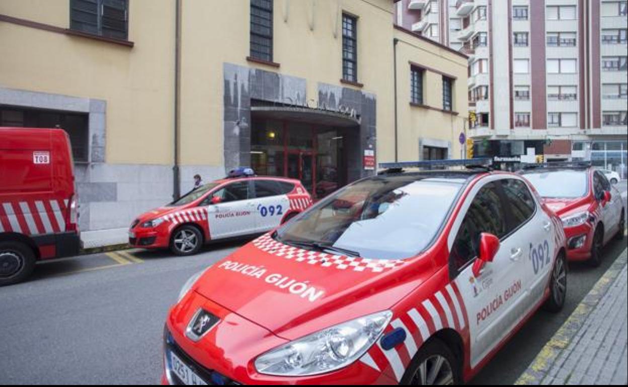 Obliga a desalojar un edificio tras arrojar gas pimienta contra sus vecinos en Gijón