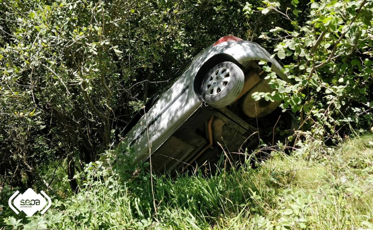 Cae un coche por la ladera de la pista de Pandébano