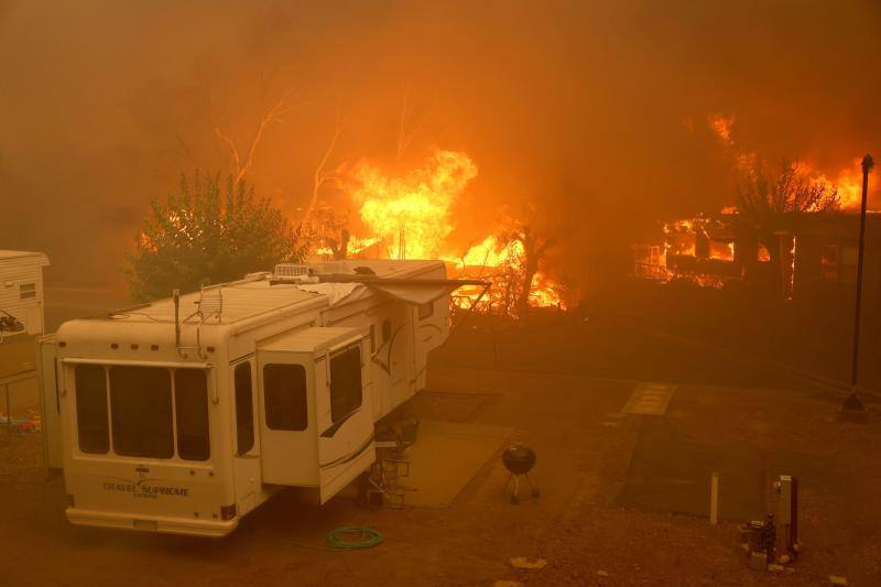 California ha declarado el estado de emergencia por la treintena de incendios activos en todo el estado, que se enfrenta a una ola de calor extrema que ha dejado temperaturas por encima de los 50 grados en el llamado Valle de la Muerte.