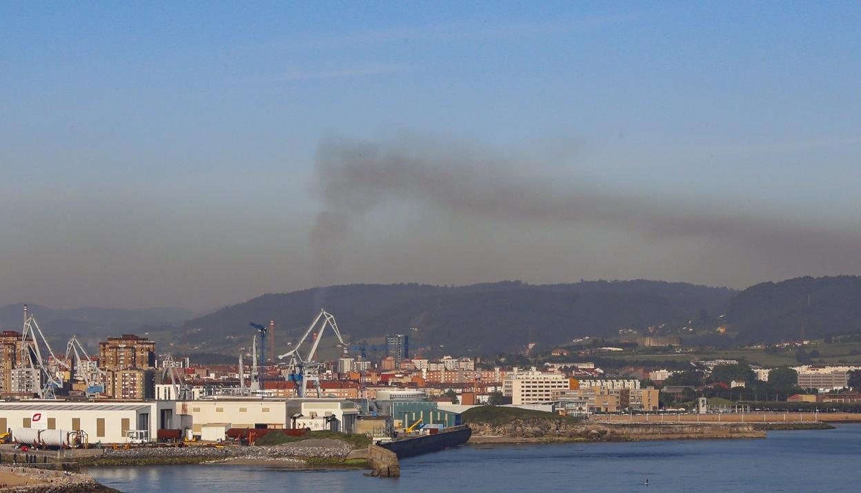 Nube de contaminación sobre la zona oeste de Gijón. 
