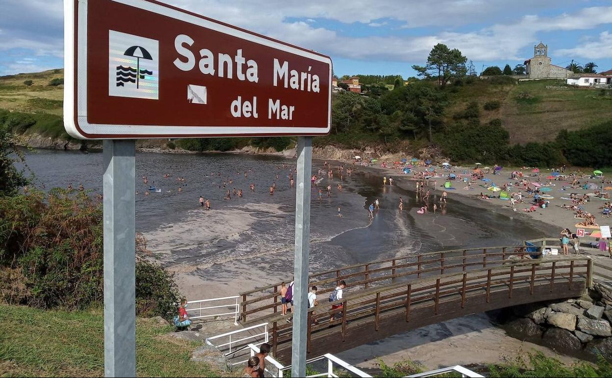 Espuma en la cala de El Puerto en la playa de Santa María del Mar. 