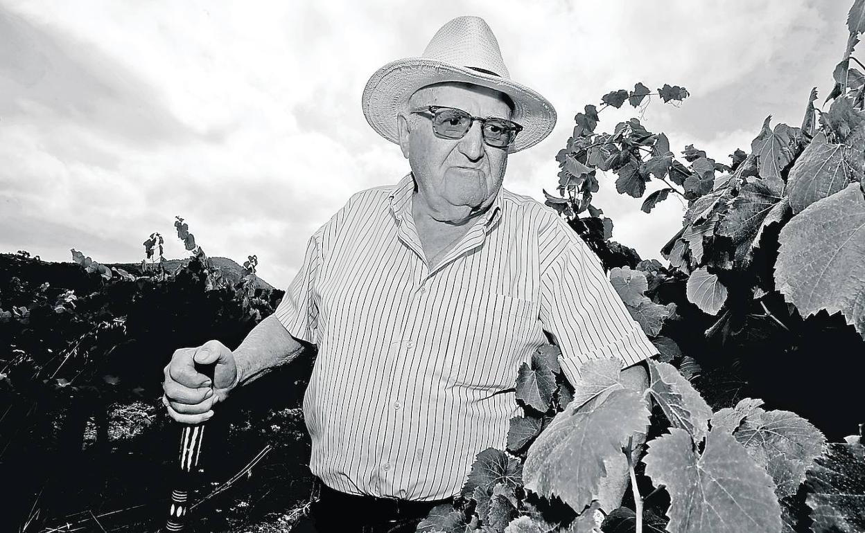 Jesús Requena, entre los viñeros.