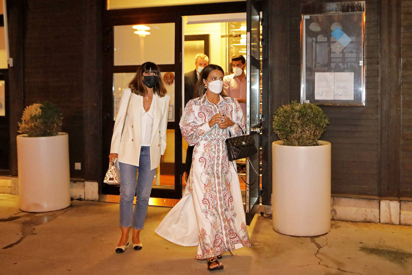 La actriz candasina Paula Echevarría y su pareja, el futbolista Miguel Torres, estuvieron ayer en Gijón. Se les vio pasear por el Muro y el puerto deportivo, y para cenar optaron por el restaurante Auga.