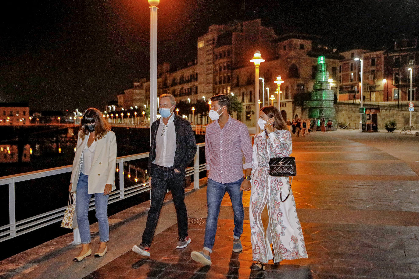 La actriz candasina Paula Echevarría y su pareja, el futbolista Miguel Torres, estuvieron ayer en Gijón. Se les vio pasear por el Muro y el puerto deportivo, y para cenar optaron por el restaurante Auga.