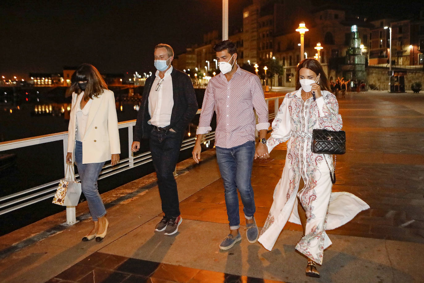 La actriz candasina Paula Echevarría y su pareja, el futbolista Miguel Torres, estuvieron ayer en Gijón. Se les vio pasear por el Muro y el puerto deportivo, y para cenar optaron por el restaurante Auga.