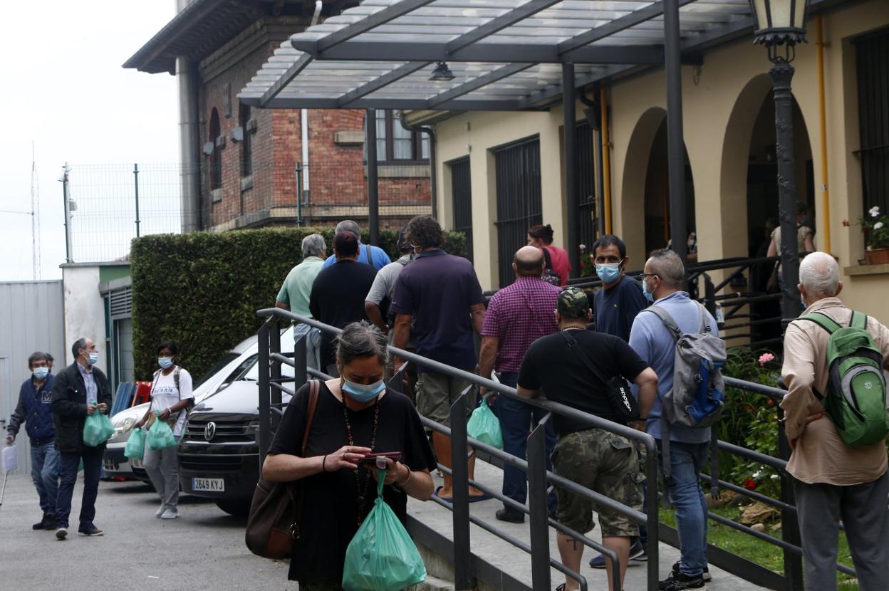 La cola de ayer en la Cocina Económica, gestionada por las Hermanas de la Caridad. 