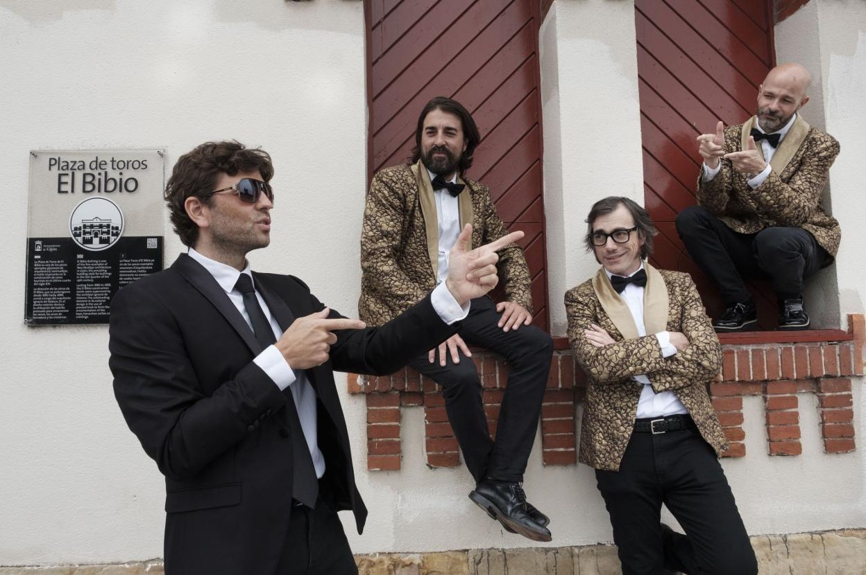 Los Testigos, ayer, ante la gijonesa plaza de toros de El Bibio, donde actuarán el 29 de agosto. 