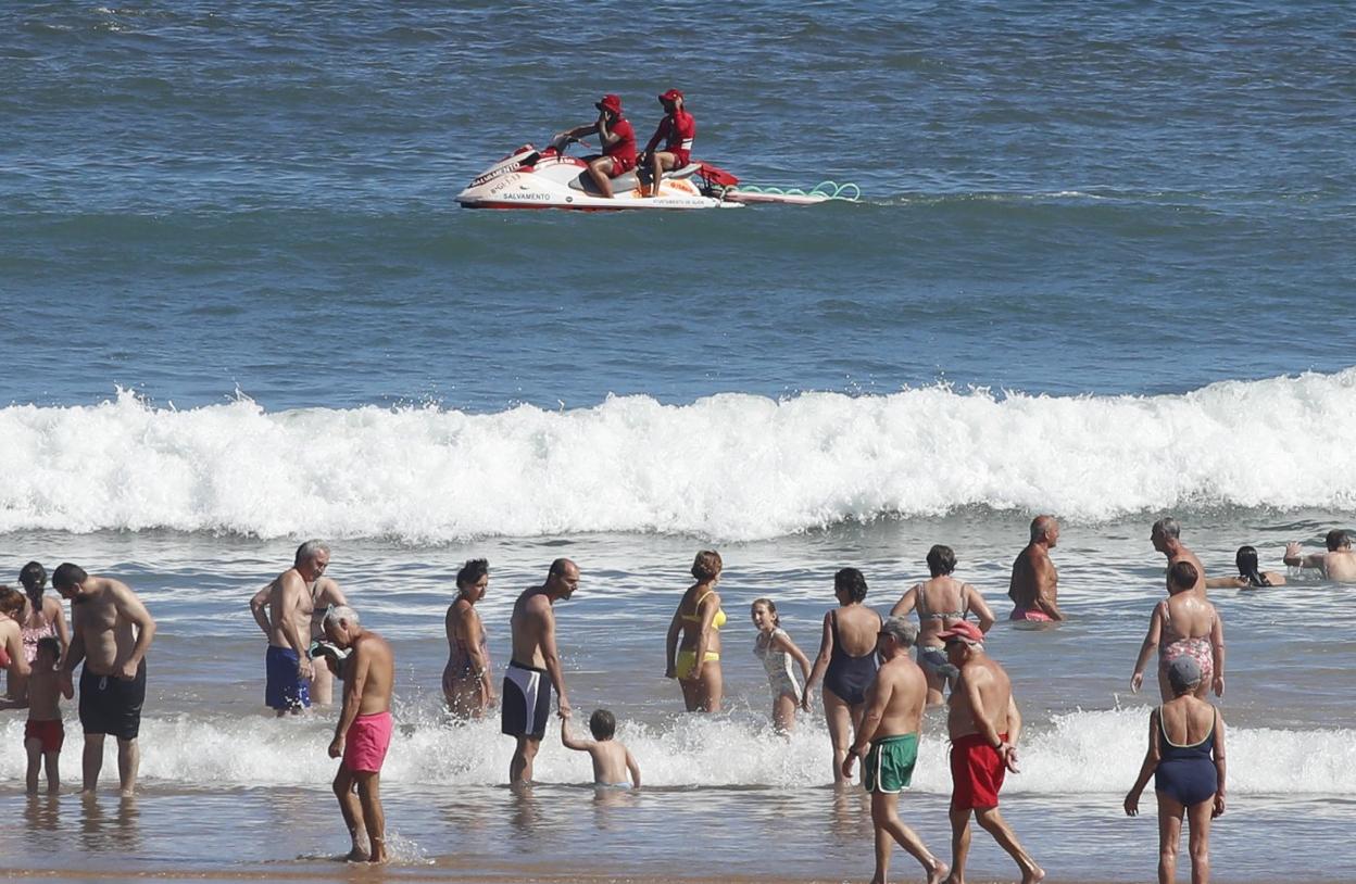 Socorristas en moto tras el rescate en San Lorenzo. 