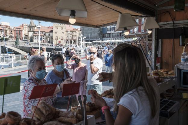 La Fiesta de la Sidra Natural ha vuelto a los Jardines de la Reina, en la imagen, y la plaza Mayor. 