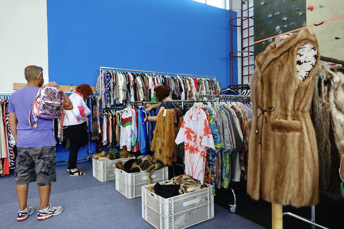 La capital del concejo de Parres acoge su tradicional Feria de Desembalaje