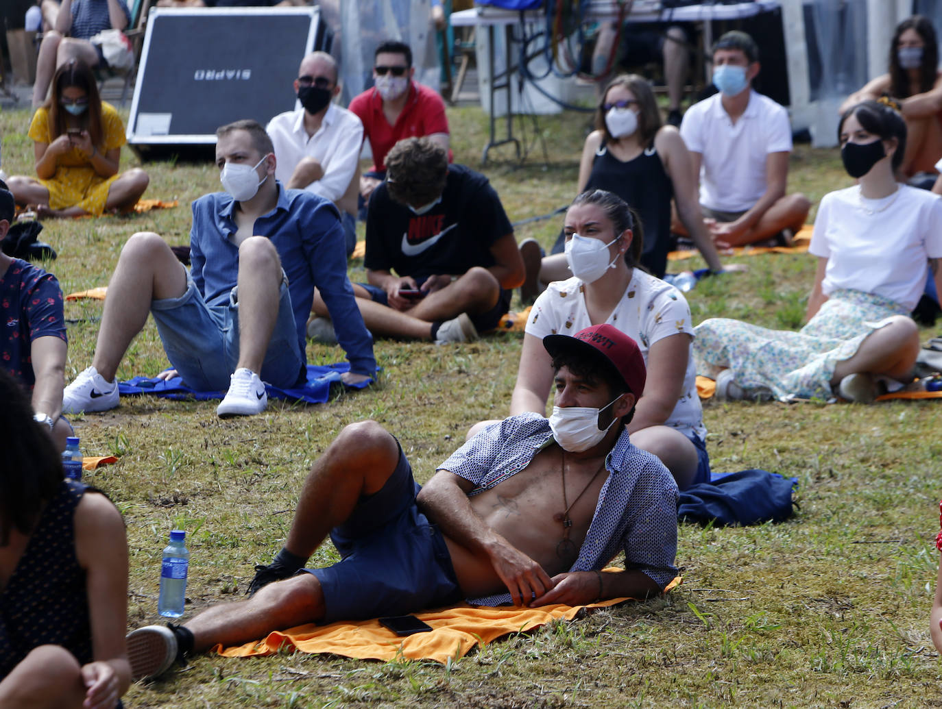 El festival de música alternativa Vetusta Suena que llenó de música y tumbonas la fábrica de armas de La Vega, despidió la edición con Colectivo Da Silva y La Bien Querida.
