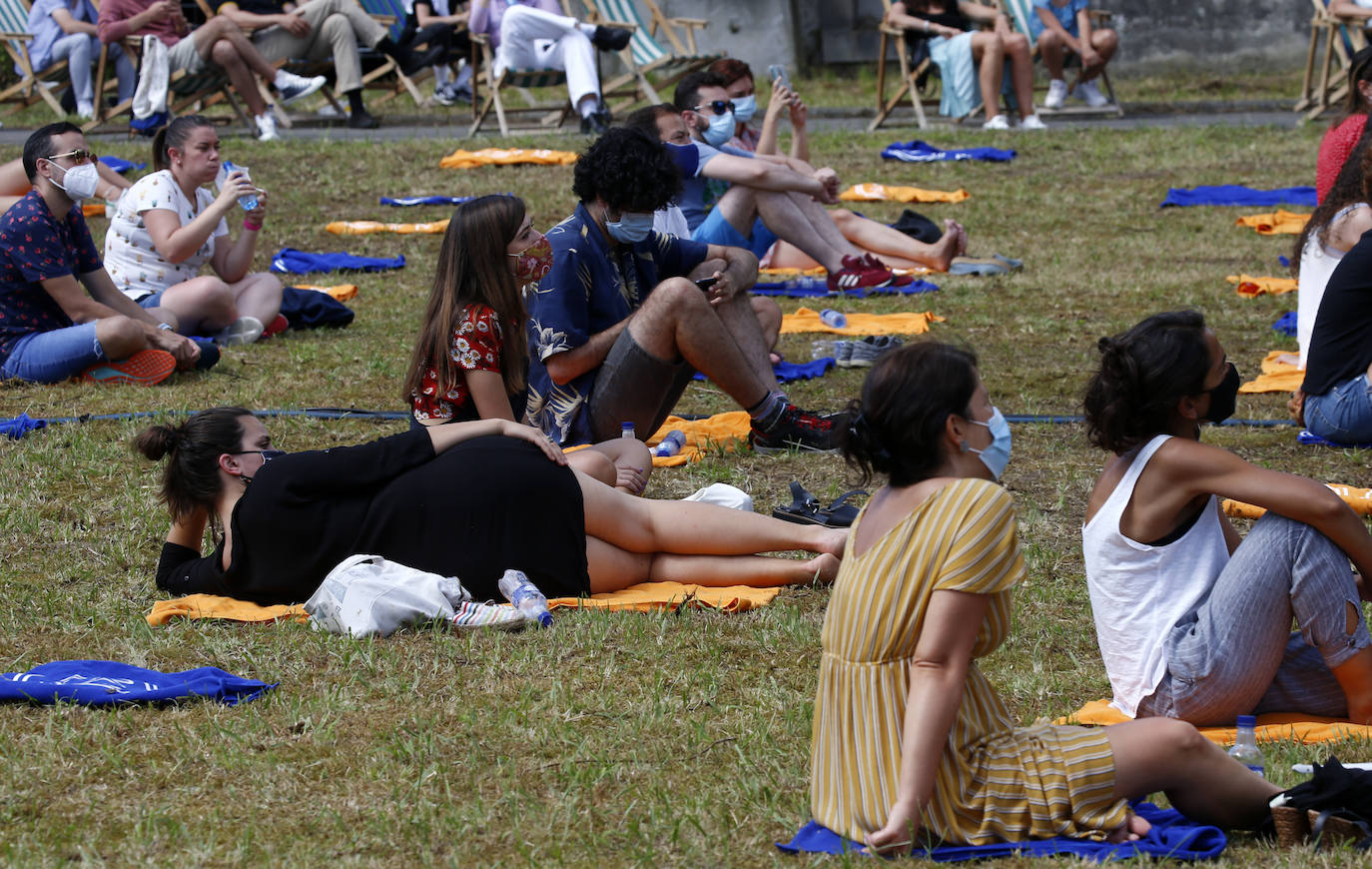 El festival de música alternativa Vetusta Suena que llenó de música y tumbonas la fábrica de armas de La Vega, despidió la edición con Colectivo Da Silva y La Bien Querida.