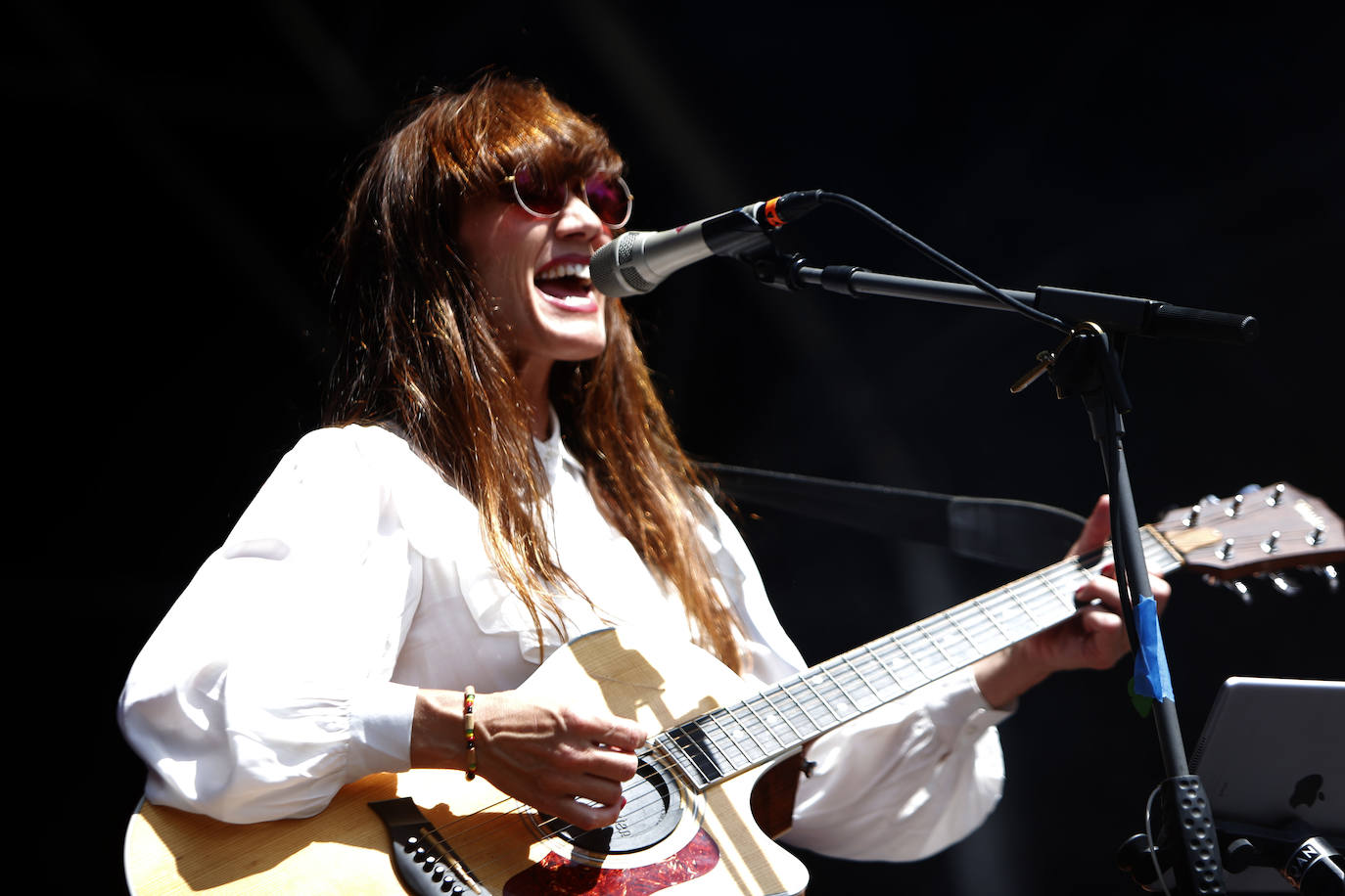El festival de música alternativa Vetusta Suena que llenó de música y tumbonas la fábrica de armas de La Vega, despidió la edición con Colectivo Da Silva y La Bien Querida.