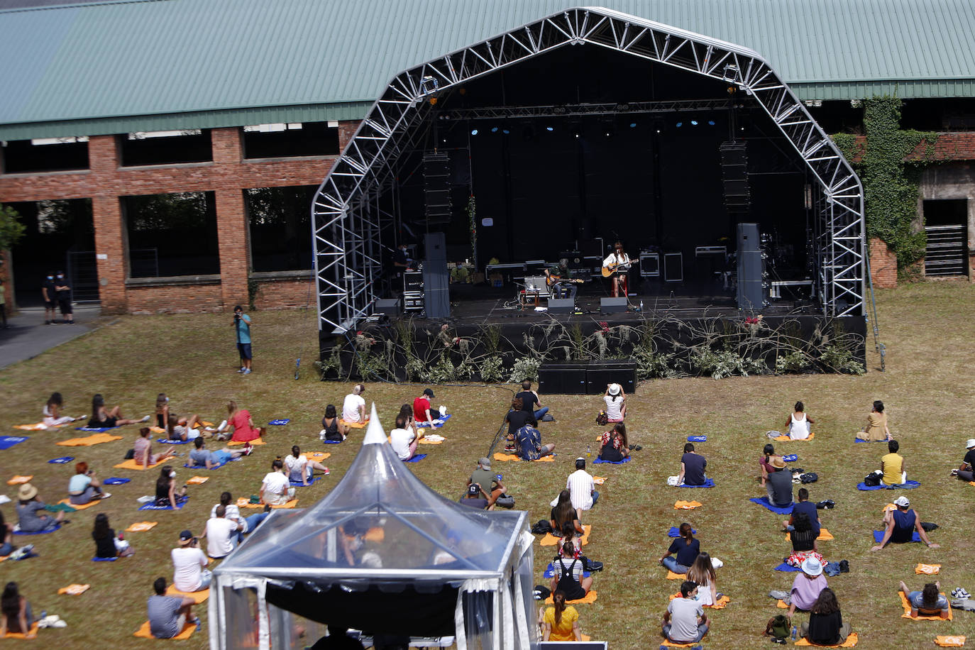 El festival de música alternativa Vetusta Suena que llenó de música y tumbonas la fábrica de armas de La Vega, despidió la edición con Colectivo Da Silva y La Bien Querida.