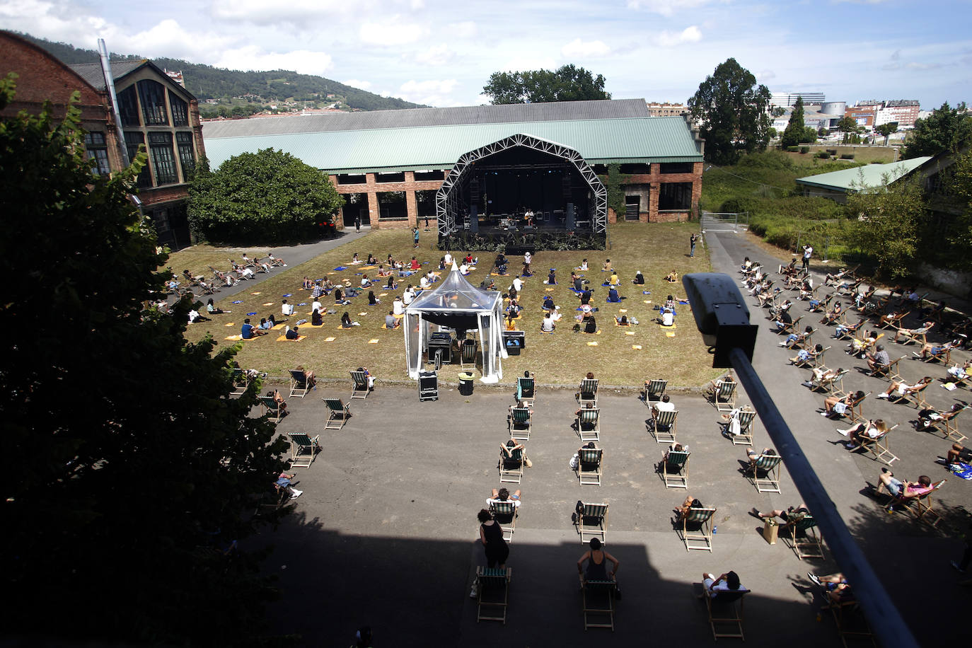 El festival de música alternativa Vetusta Suena que llenó de música y tumbonas la fábrica de armas de La Vega, despidió la edición con Colectivo Da Silva y La Bien Querida.