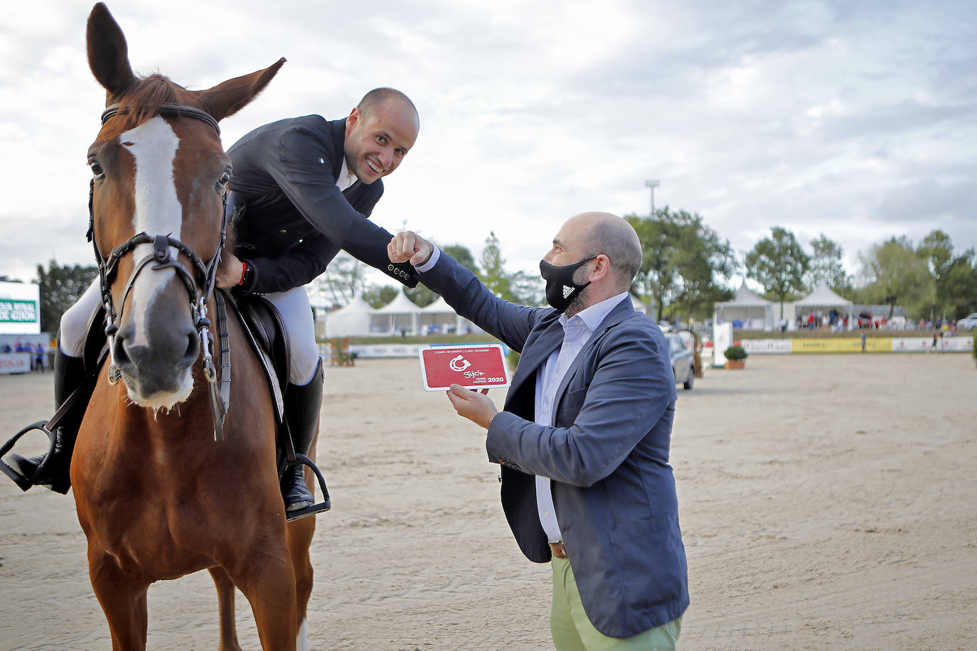 El jinete brasileño 'Boeckmanns Lord Pezi Junior' suma su tercer triunfo en el CSI 2 estrellas del Gijón Horse Jumping. 
