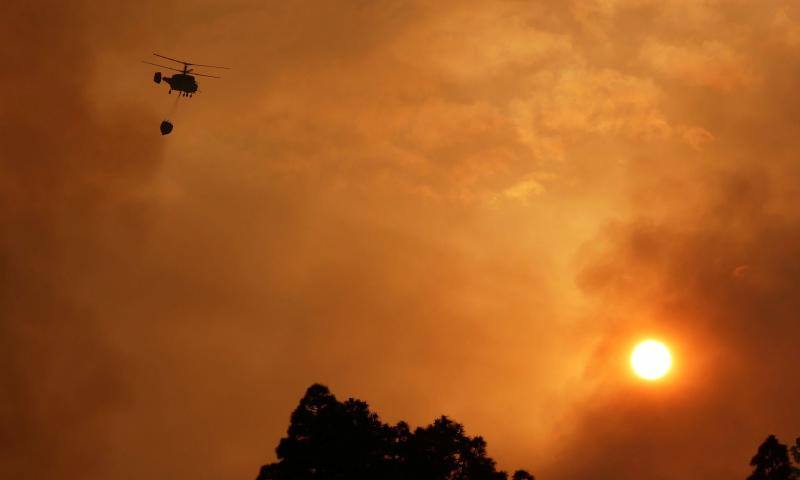 El incendio que desde el viernes afecta a la isla canaria se encuentra en fase de consolidación del perímetro, que abarca unas 1.200 hectáreas, tras una noche dura con condiciones meteorológicas adversas. Las brigadas se enfrentan este domingo a horas críticas para evitar que se reactiven los puntos calientes.
